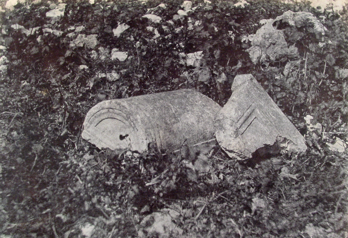 Jerusalem, Tombeau du Rois de Juda: Couvercle d'un sarcophage et fragment d'une porte en pierre.