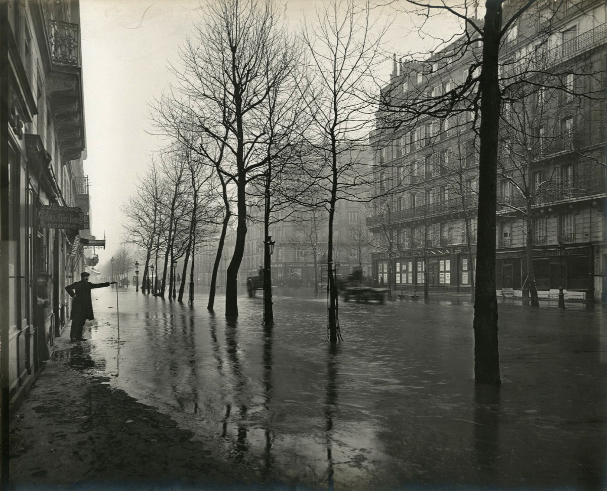 Paris Flood, Boulevard, Man with Measuring device