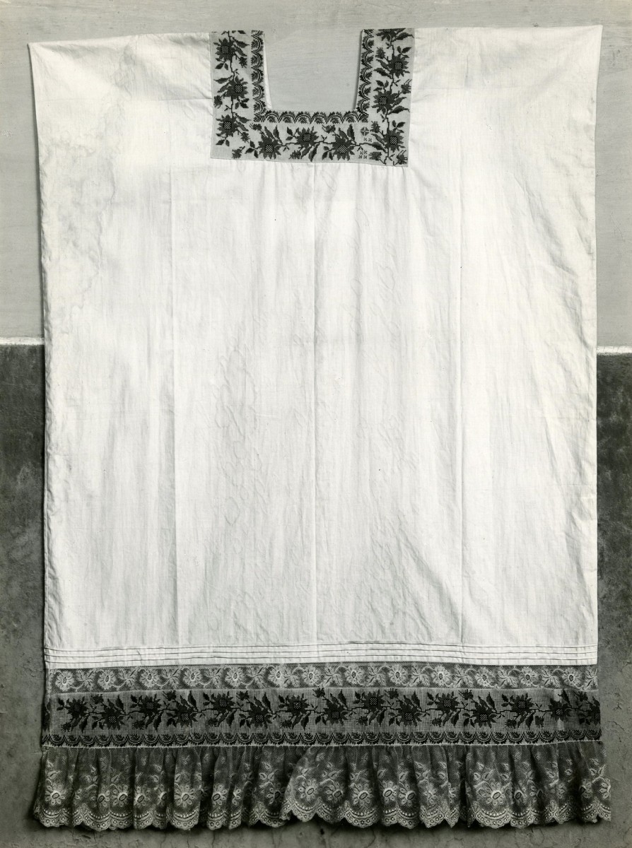 (Huipil Embroidered with Flowers)