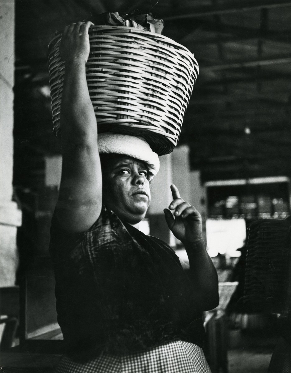 Mujer cargando canasta / Woman carrying basket, Juchitan, Oaxaca