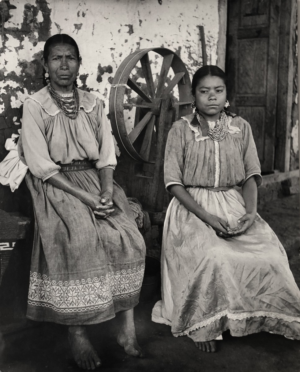 Madre e hija con sus mejoes ropas / Mother and daughter in their best clothes, Janitzio, Michoacan