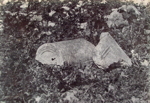 Jerusalem, Tombeau du Rois de Juda: Couvercle d'un sarcophage et fragment d'une porte en pierre.
